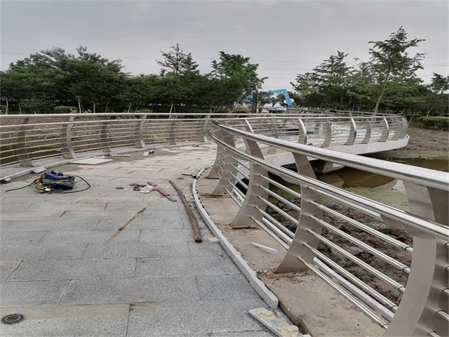 如何構建橋梁護欄